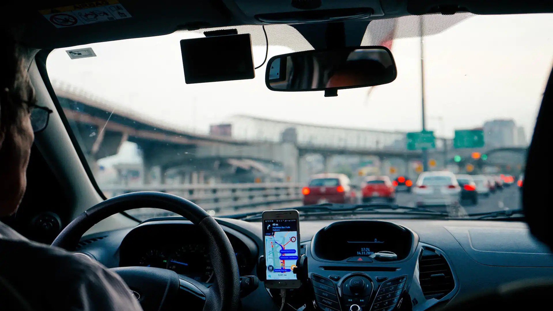 DoorDash driver using navigation in a rental car obtained through a program like Carla App, highlighting the flexibility of car rental for gig economy delivery jobs.